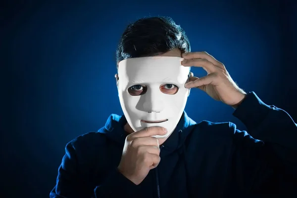 Männlicher Hacker in Maske — Stockfoto