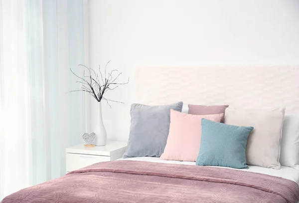 Pohodlnou postel s polštáři — Stock fotografie