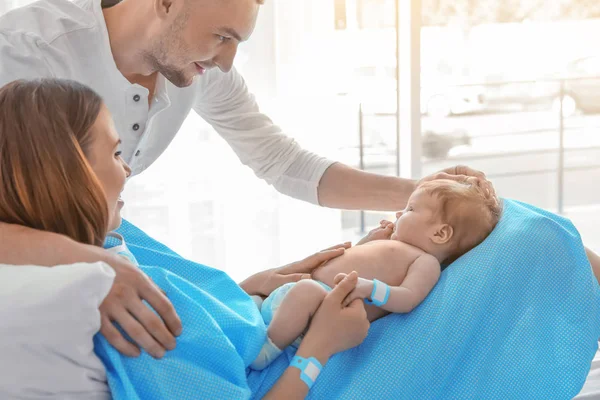 Felice giovane famiglia con bambino carino in ospedale — Foto Stock