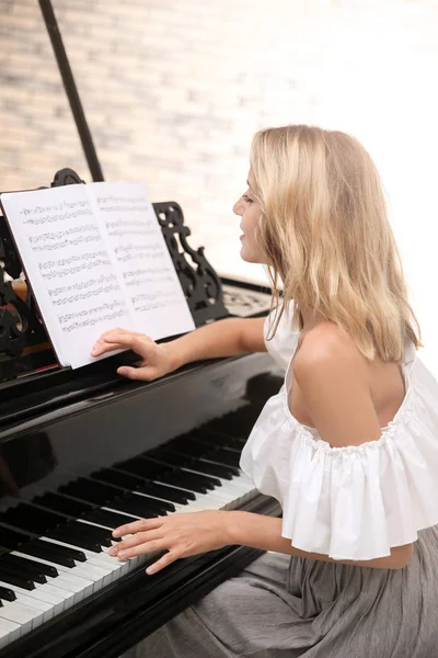 Талановита жінка грає на піаніно — стокове фото