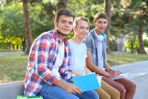 Les adolescents assis sur le parapet à l'extérieur — Photo