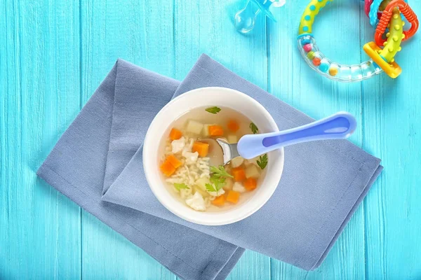 Тарелка с вкусным детским супом — стоковое фото