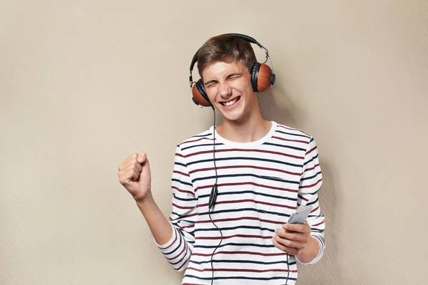 Menino adolescente com fones de ouvido e telefone celular — Fotografia de Stock