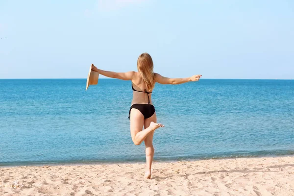 Mujer joven con buen cuerpo en la playa de mar — Foto de Stock