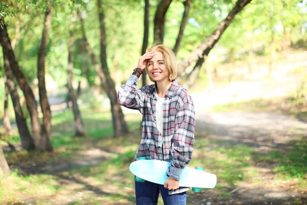 Fata atractivă cu skateboard — Fotografie, imagine de stoc