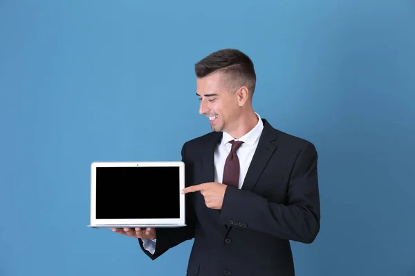 Jonge zakenman wijzend op laptop — Stockfoto