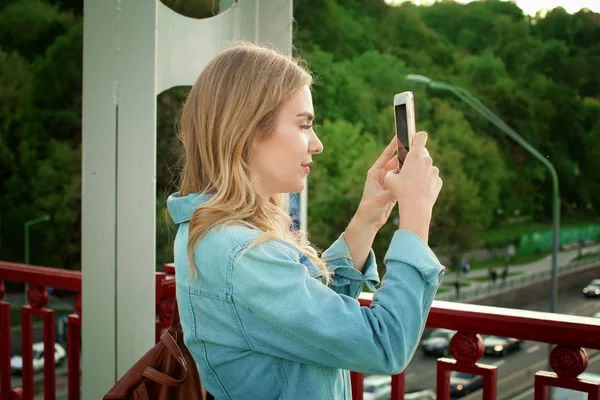 Genç kadın turist alarak fotoğraf açık havada — Stok fotoğraf