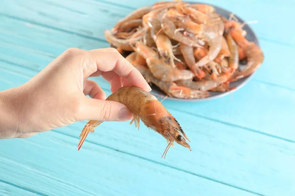 여 자가 들고 신선한 새우 — 스톡 사진