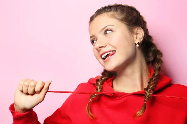 Joven hermosa mujer en color de fondo — Foto de Stock