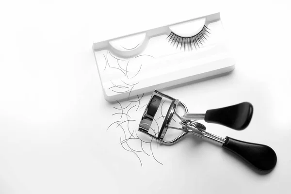 Lockenwickler und falsche Wimpern — Stockfoto