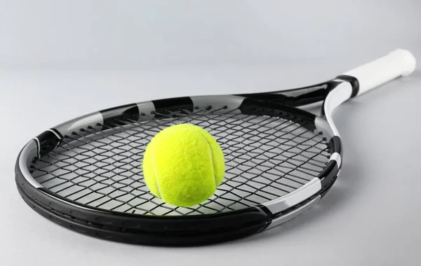Тенісна ракетка і м'яч — стокове фото