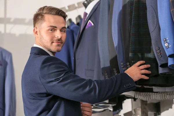 Hombre elegir traje — Foto de Stock