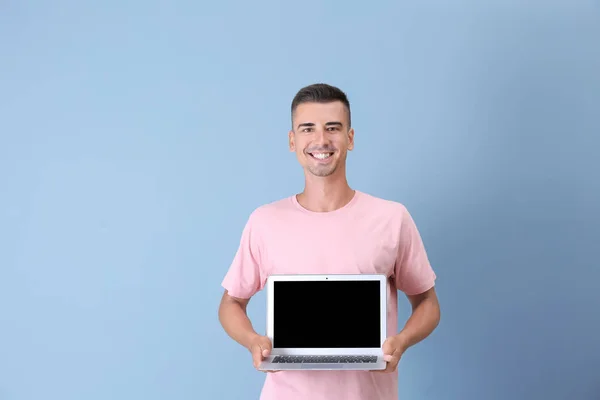 Joven con el ordenador portátil —  Fotos de Stock