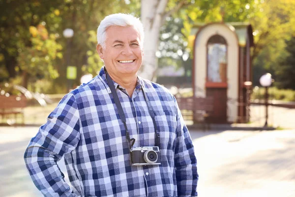 Yakışıklı olgun adam.