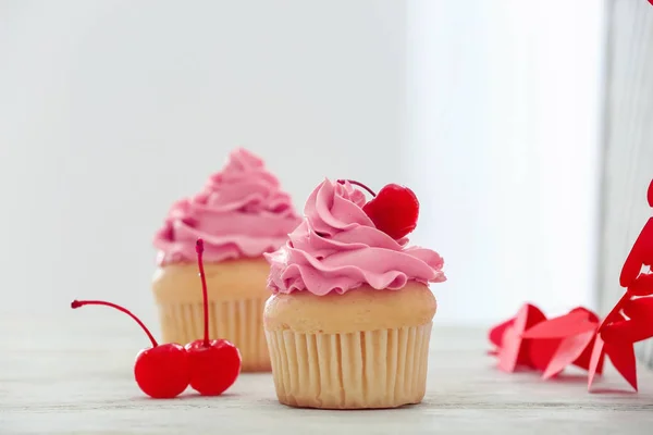 Delicious vanilla cupcakes — Stock Photo, Image