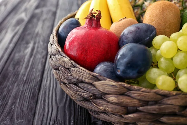 Cesta y frutas frescas — Foto de Stock