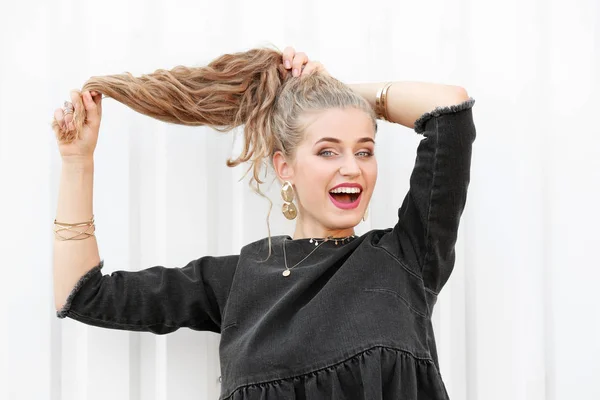 Attrayant hipster fille posant près de mur blanc — Photo