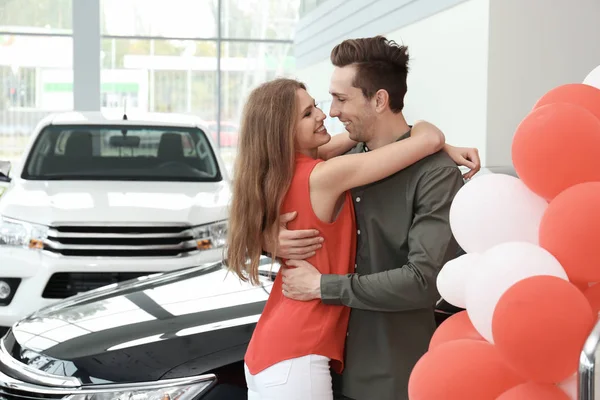 Giovane coppia acquisto di auto in salone — Foto Stock