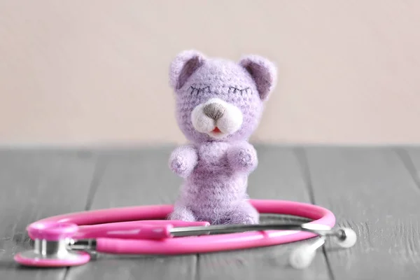 Oyuncak ayı ve stetoskop — Stok fotoğraf