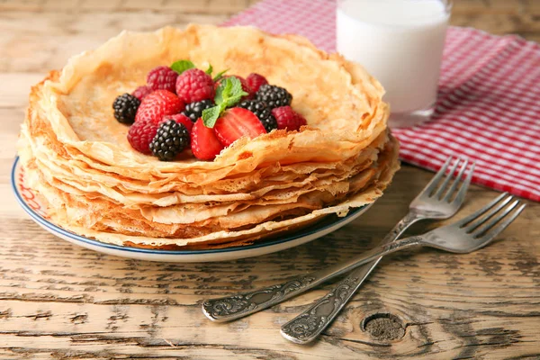 Platta av läckra tunna pannkakor med bär — Stockfoto