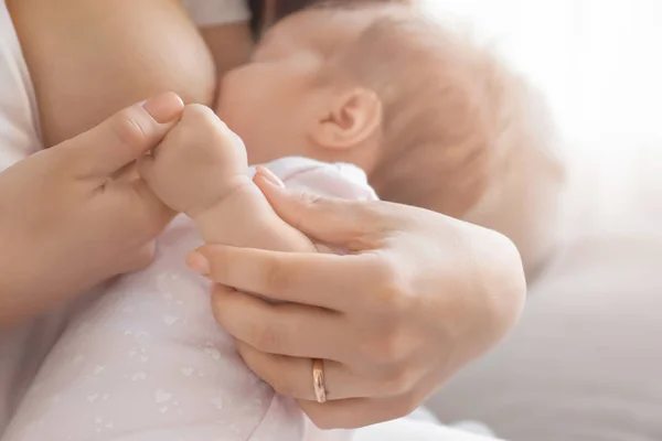 Jonge moeder bedrijf baby thuis — Stockfoto