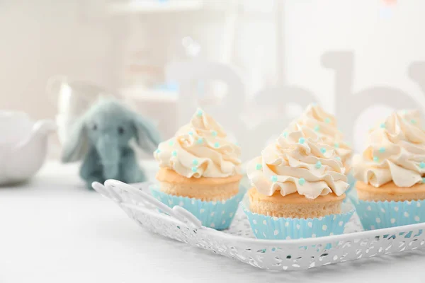 Bricka med god cupcakes för baby shower part — Stockfoto