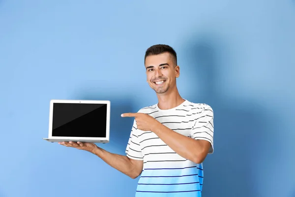 Hombre joven señalando en el ordenador portátil — Foto de Stock