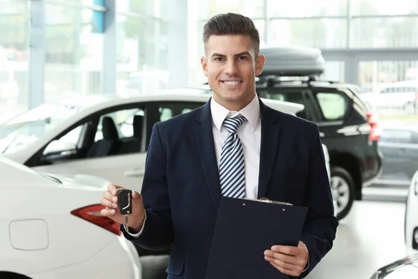 Salesman in salone di auto — Foto Stock