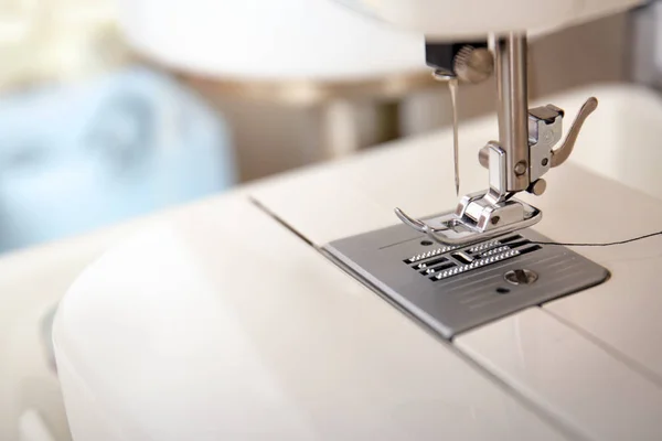 Новая швейная машинка, крупный план — стоковое фото