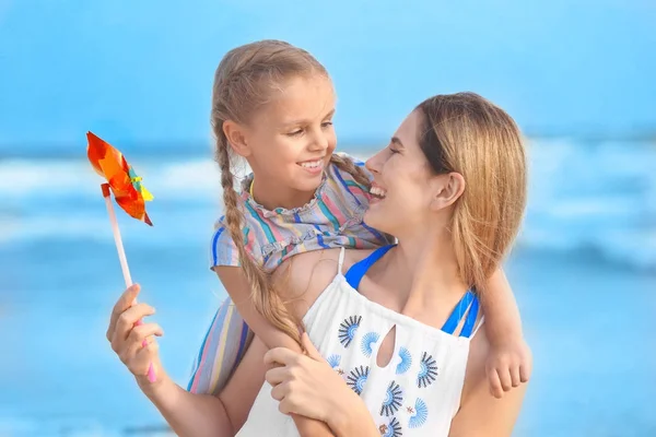 Linda Niña Con Madre Playa Mar Complejo —  Fotos de Stock