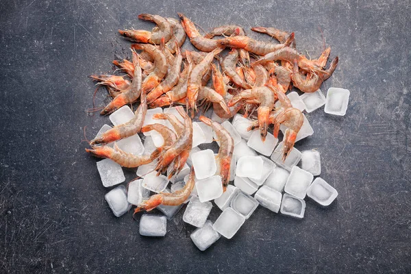 Camarones frescos con cubitos de hielo —  Fotos de Stock