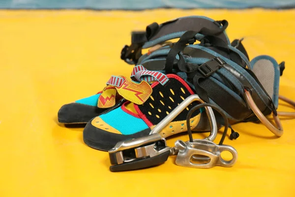 Sapatos e equipamento de escalada — Fotografia de Stock