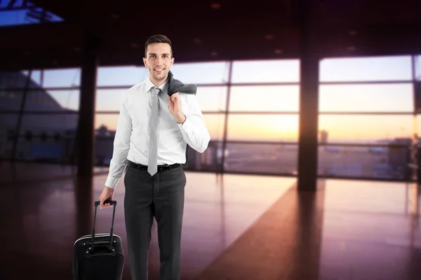 Jeune homme d'affaires avec bagages à l'aéroport — Photo