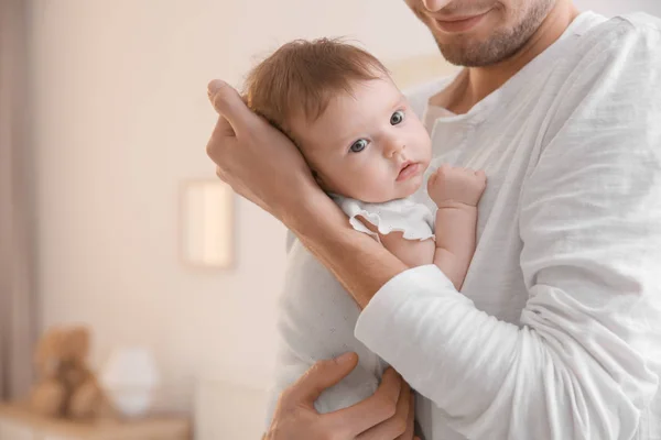 Jeune père tenant bébé à la maison — Photo
