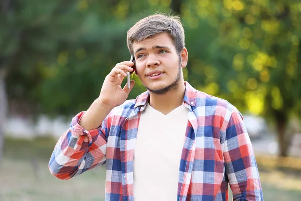 屋外で携帯電話で話しているティーンエイ ジャーの男の子 — ストック写真