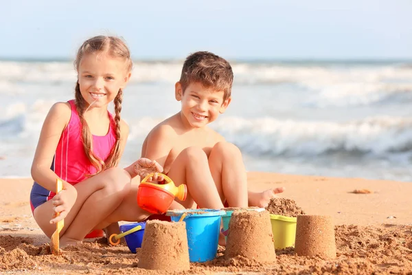 Cute dzieci bawiące się piaskiem na plaży morskiej — Zdjęcie stockowe