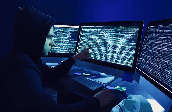 Hacker používající počítač — Stock fotografie