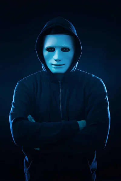 Mannelijke hacker in masker — Stockfoto