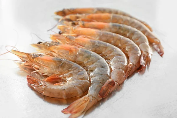 De nombreuses crevettes fraîches sur la table — Photo