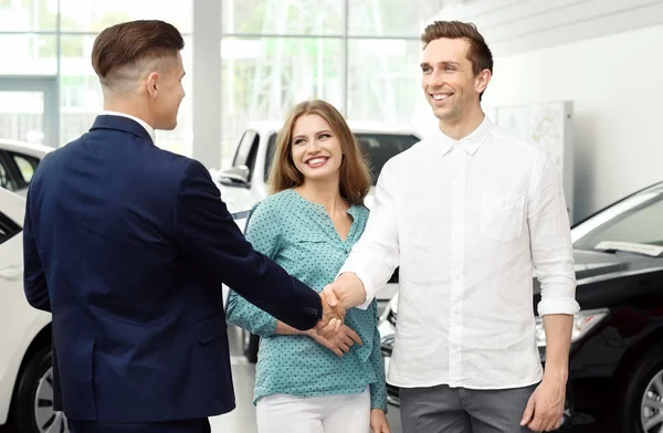 Pareja joven comprando coche —  Fotos de Stock