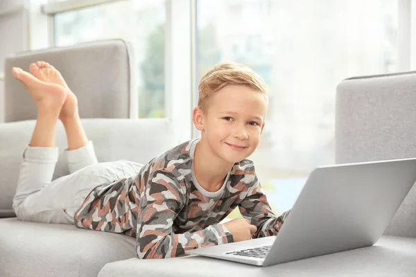 Cute little boy z laptopem w domu — Zdjęcie stockowe