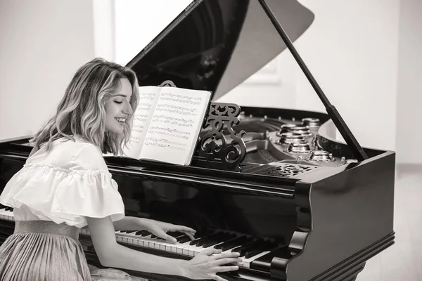 Mulher talentosa tocando piano — Fotografia de Stock