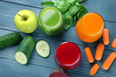 Gözlük ile çeşitli taze sıkılmış meyve suları ve malzemeler