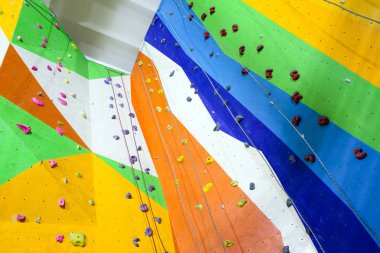 Yapay kayalar ile tırmanma duvarı