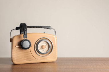 Retro radyo ve tablo üzerinde kulaklık 