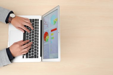 Pazarlama Yöneticisi laptop ile çalışma