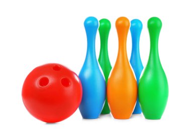 Oyuncak bowling topu ve beyaz arka plan üzerinde toplu iğneler