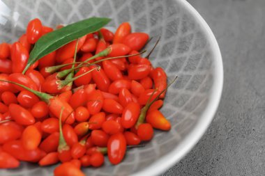 Taze goji meyveleri ile kase