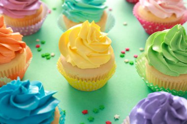 Renkli arka planda lezzetli kekler