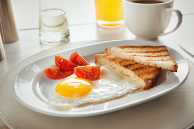 Tabak kızarmış yumurta, tost 